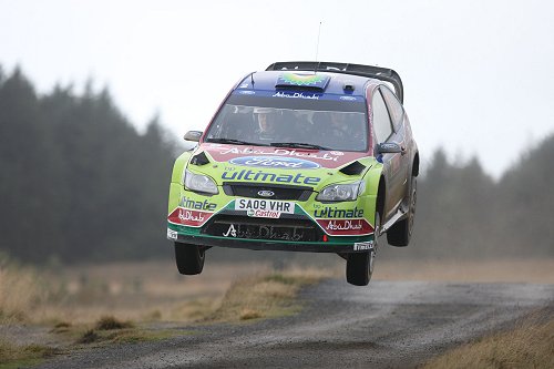VIDEO: Losgeslagen motorkap maakt einde aan titelaspiraties